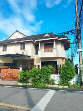 Baan Ratsada 3 bedrooms house with kitchen & high speed internet